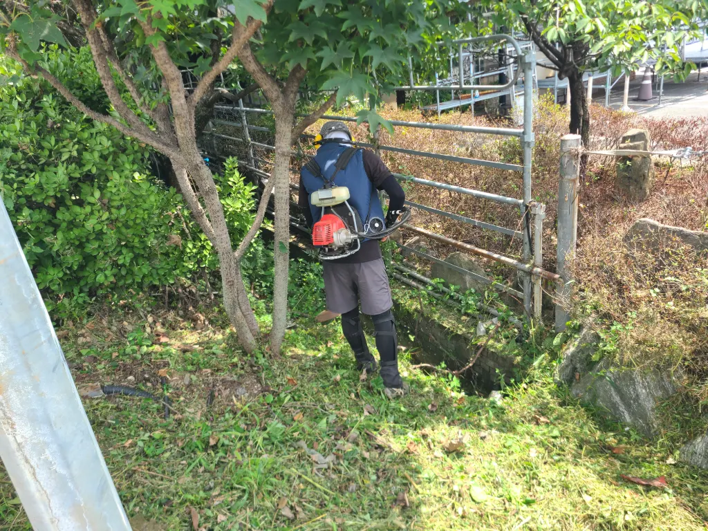 작업 중 사진 2 - 경사지 울타리 안쪽 예초 작업 중